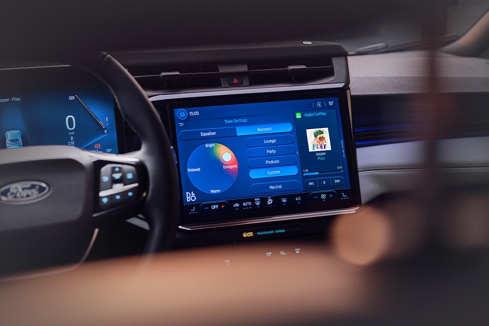 Zbliżenie na ekran dotykowy przedstawiające funkcję B&O Beosonic w Fordzie Puma Gen-E Sound Edition.