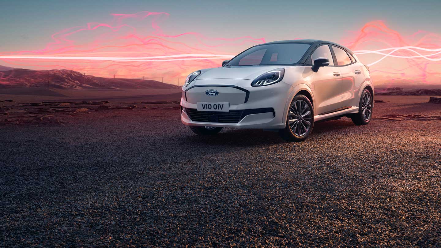Ford Puma Gen-E Sound Edition w kolorze białym z motywem czerwonych fal dźwiękowych w tle.