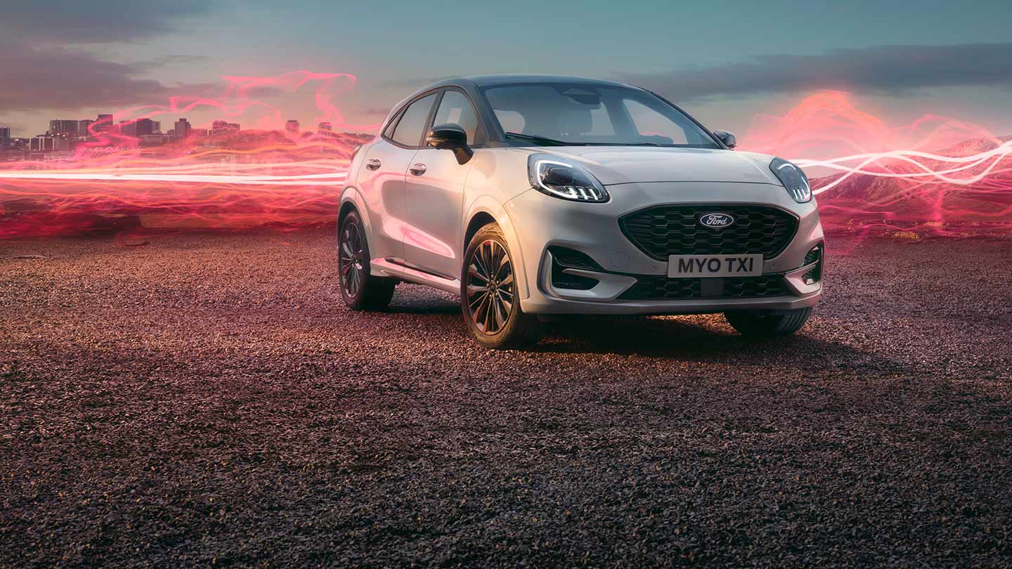 Ford Puma Sound Edition w kolorze białym z motywem czerwonych fal dźwiękowych w tle.