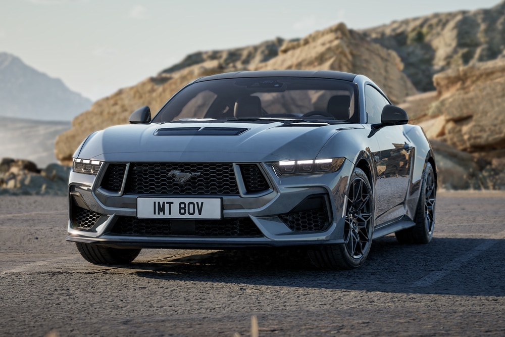 Szary Ford Mustang Nite Pony na drodze