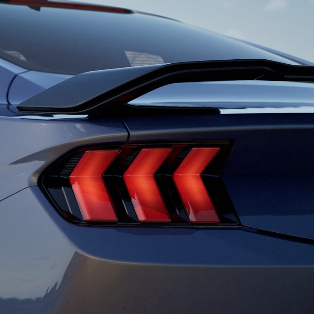 Zbliżenie tylnych świateł Ford Mustang Dark Horse Fastback w kolorze Blue Ember