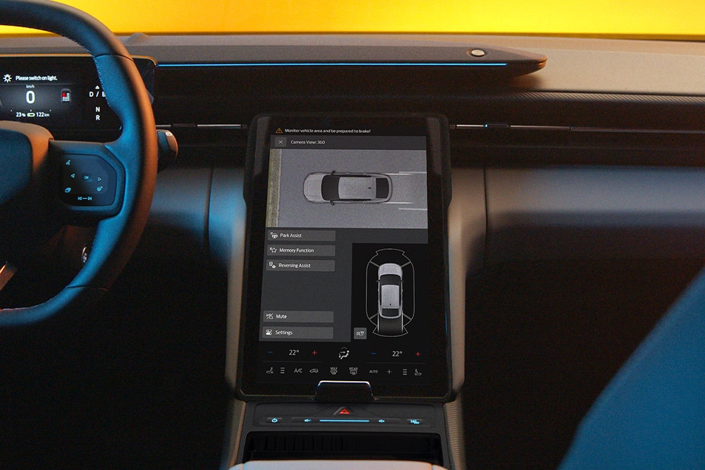 Ekran dotykowy w Fordzie Capri® wyświetlający na dzielonym ekranie obraz z systemu kamer 360° oraz linie pomocnicze systemu wspomagania parkowania.