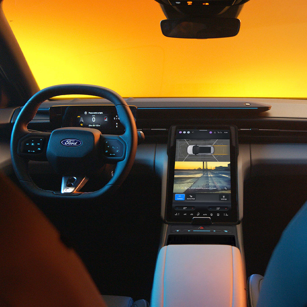 Zbliżenie na ekran dotykowy nowego Forda Capri® podczas korzystania z kamer 360° i technologii Park Assist.