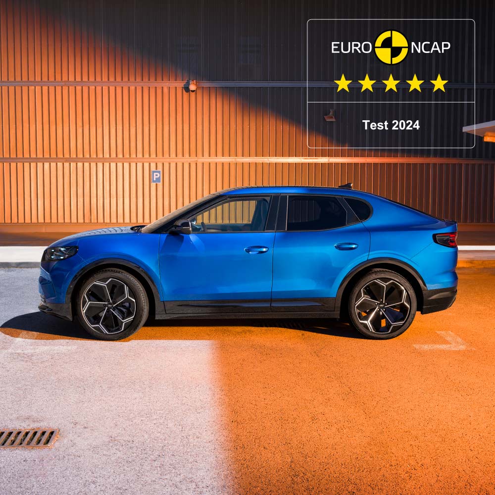 Widok z boku na niebieskiego Forda Capri.  w prawym górnym rogu pokazana jest 5-gwiazdkowa ocena bezpieczeństwa 2024 Euro NCAP.