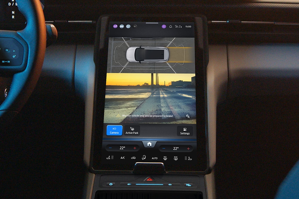 Zbliżenie na ekran dotykowy nowego Forda Capri® podczas korzystania z kamer 360° i technologii Park Assist.