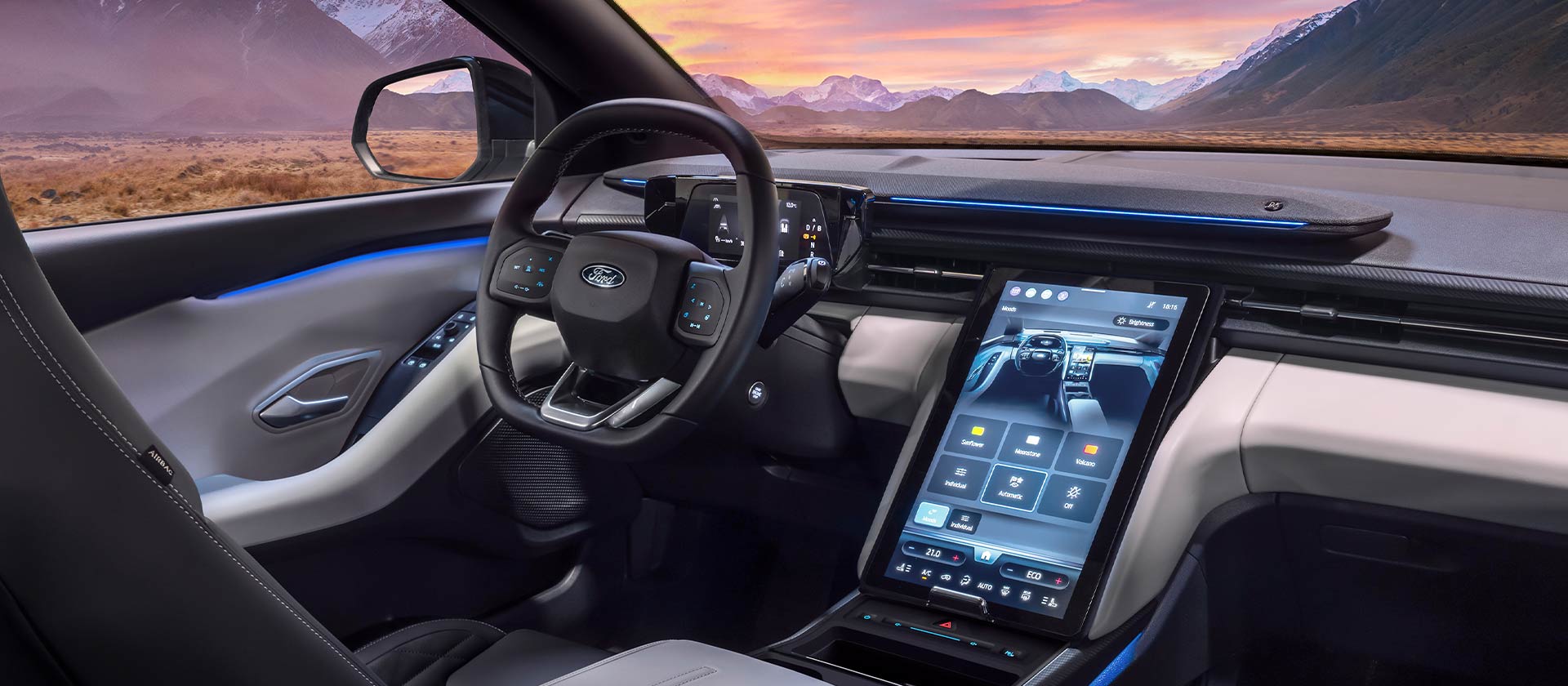 Wnętrze nowego, elektrycznego Forda Explorer® z niebieskim nastrojowym oświetleniem kabiny.