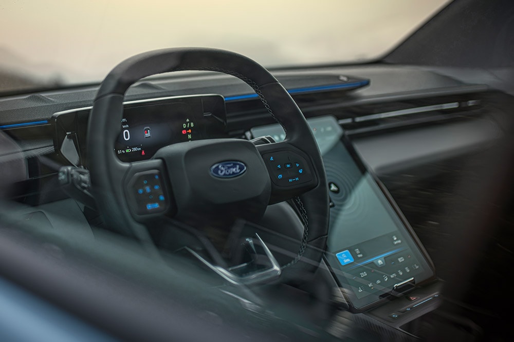 Zbliżenie na podgrzewaną kierownicę elektrycznego Forda Explorer.