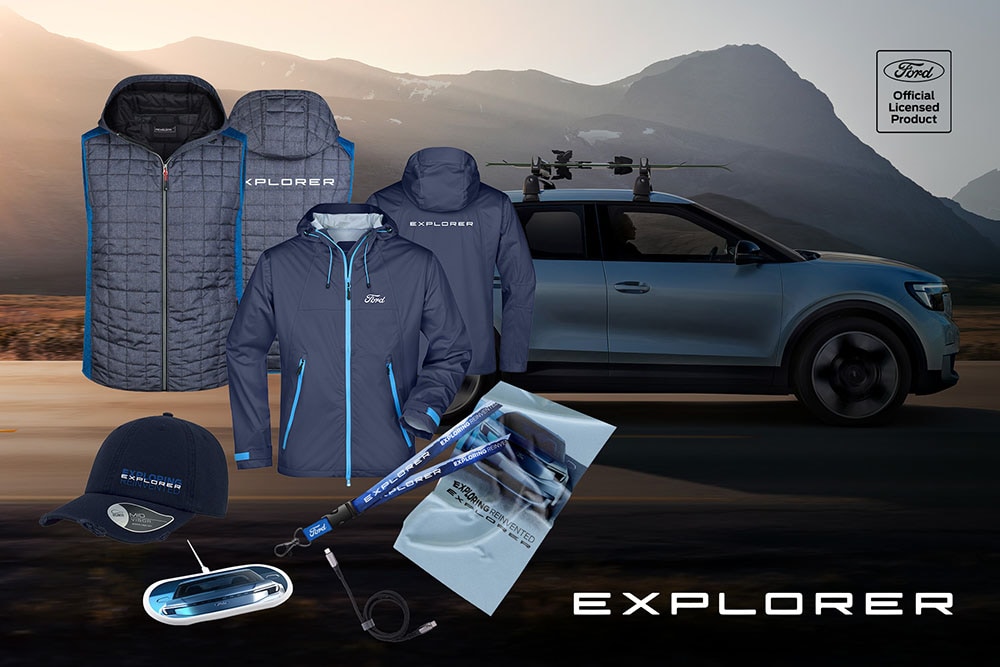Niebieskie gadżety Ford Explorer, w tym kurtki, czapka i inne akcesoria, przedstawione na tle niebieskiego Forda Explorer.