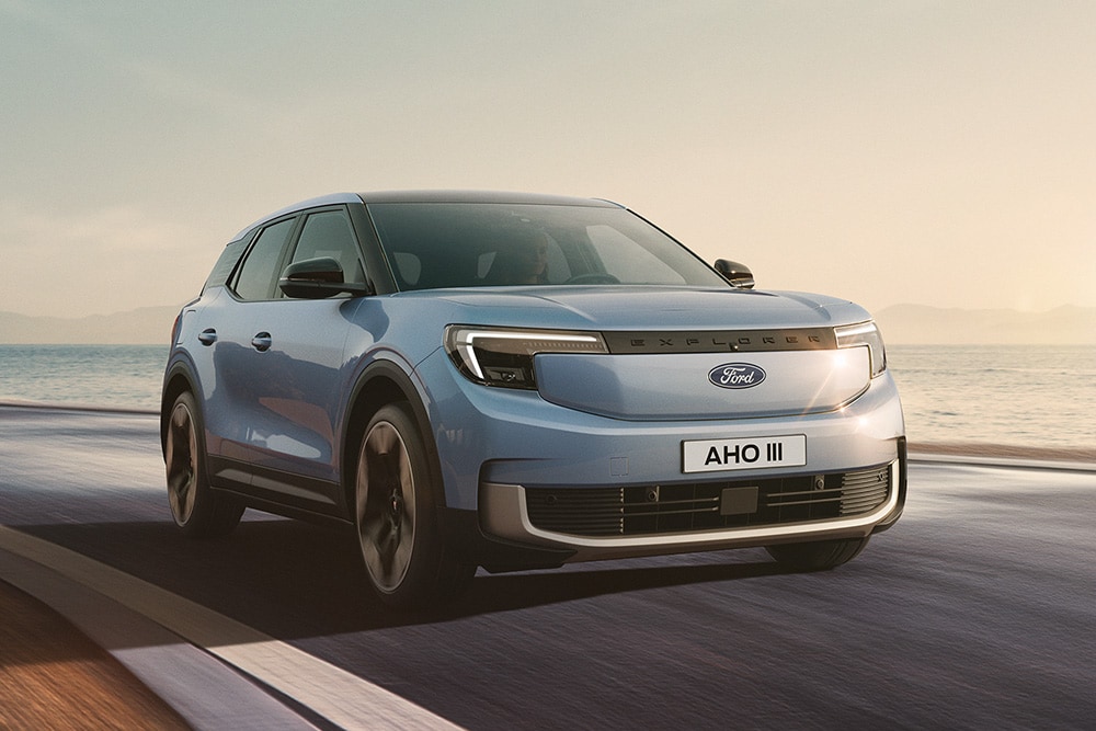 Nowy, elektryczny Ford Explorer® w kolorze Arctic Blue w trasie.