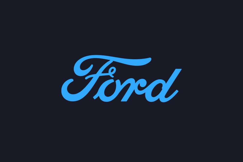 Niebieskie logo marki Ford na ciemnym tle.