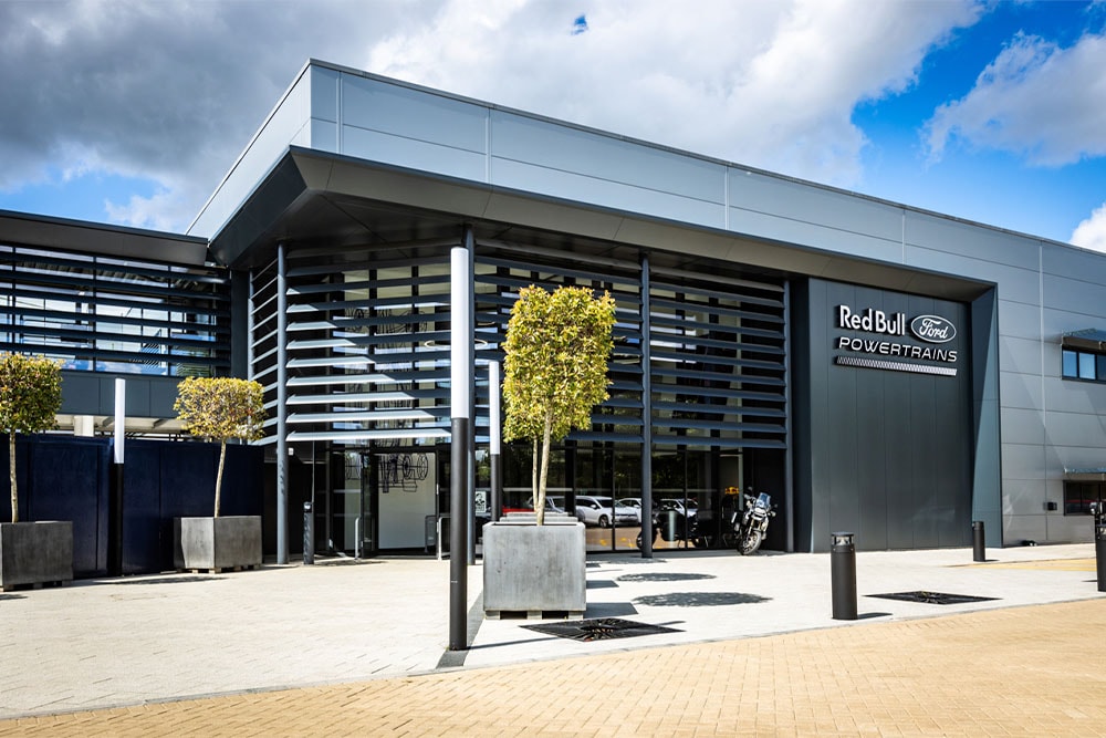 Siedziba Red Bull Ford Powertrains – nowoczesny budynek z logo firmy wyeksponowanym na zewnątrz