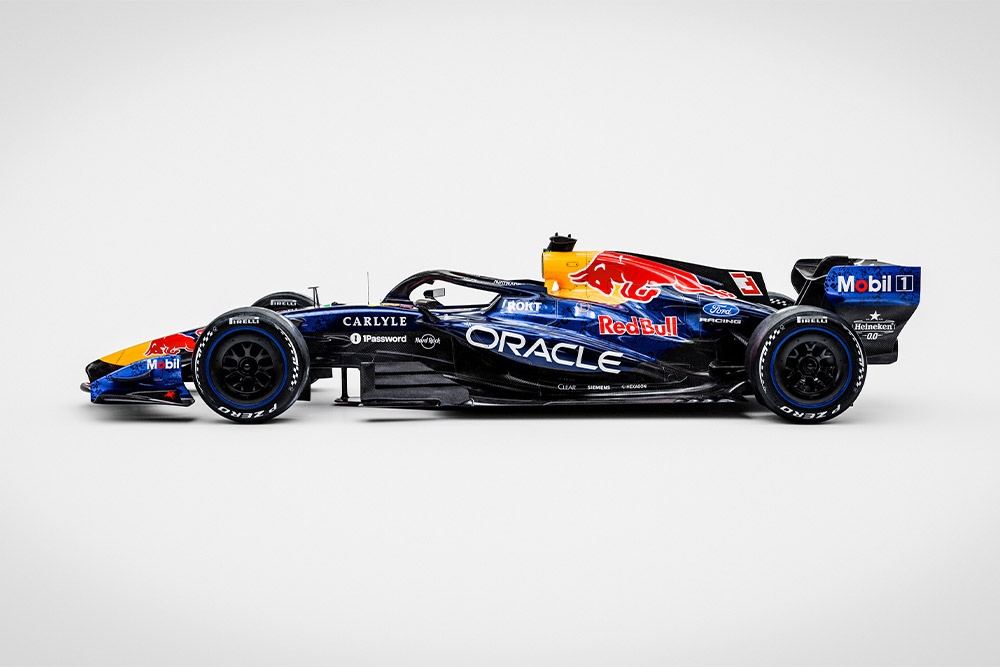 Opływowy samochód Red Bull Ford Formula 1 z logo sponsorów – Ford i Red Bull.