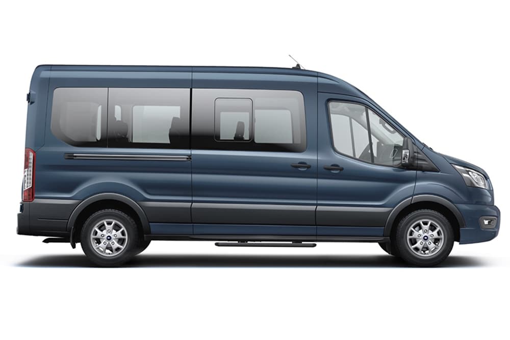 Niebieski Ford Transit Minibus z gamy minivanów Forda.
