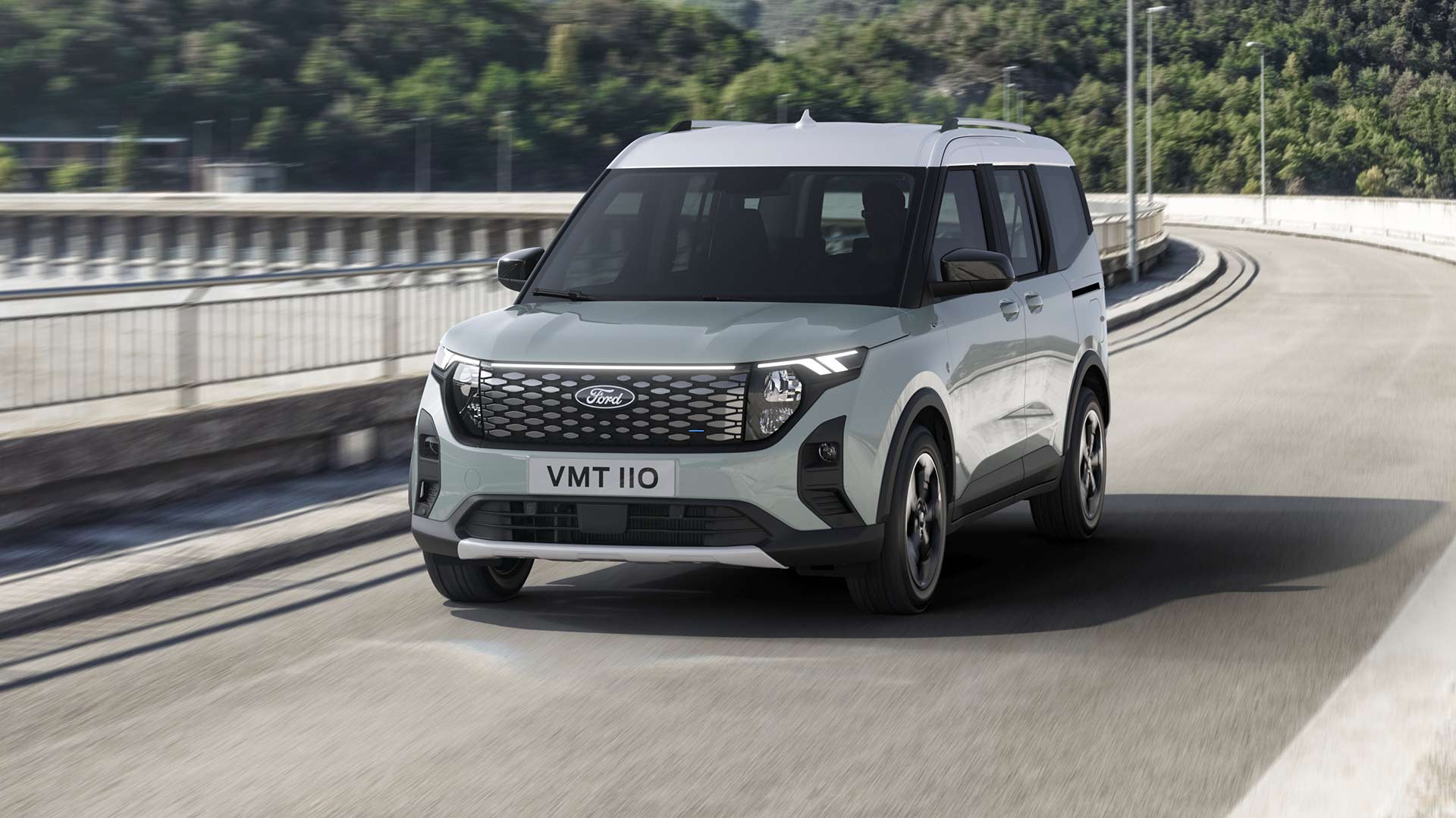 Szary Ford E Tourneo Courier Active zaparkowany przy drodze