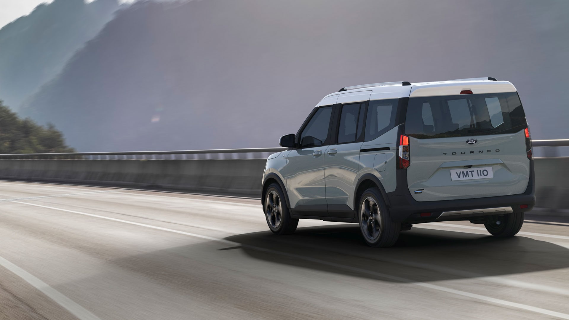 Krajobraz z Fordem E Tourneo Courier Active na drodze