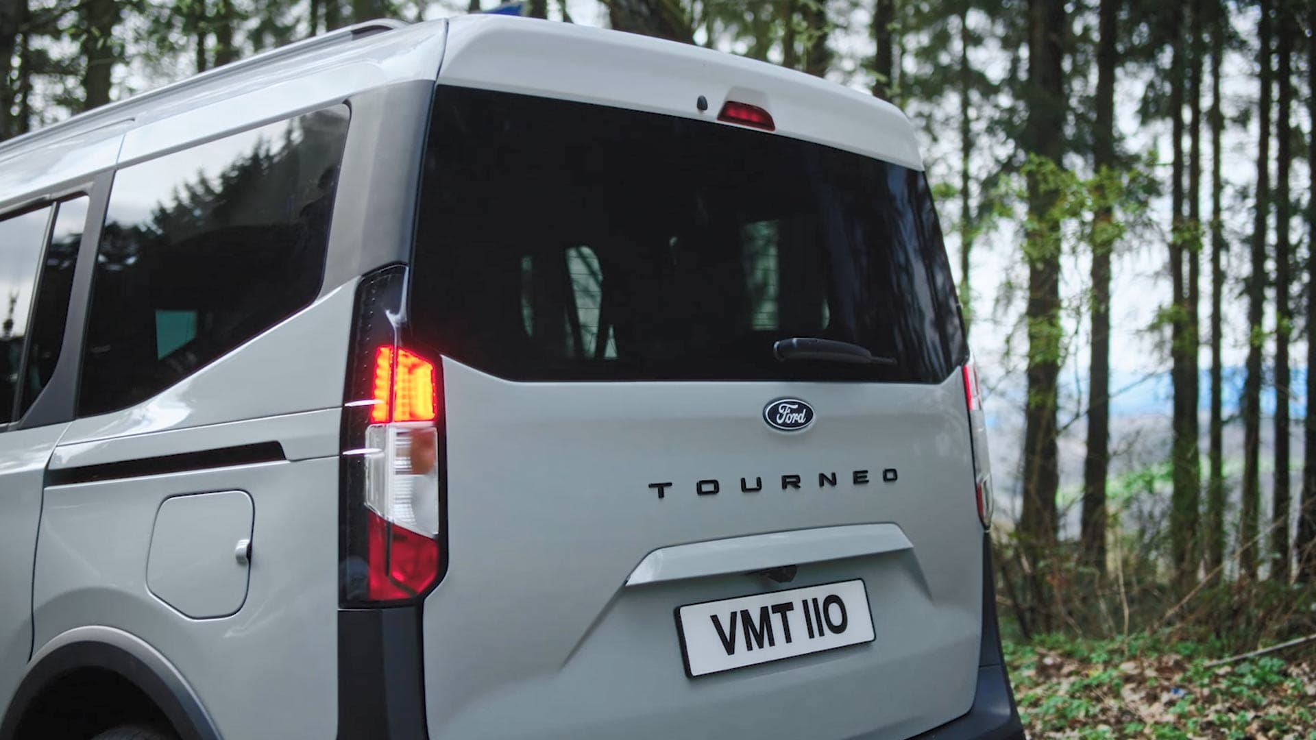 Czarny Ford E Tourneo Courier Active