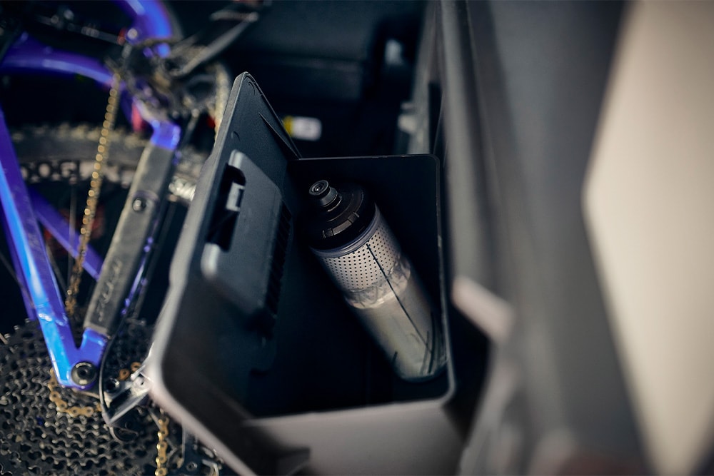 Ford E Tourneo Courier Active przestrzeń bagażowa z rowerem i schowkiem
