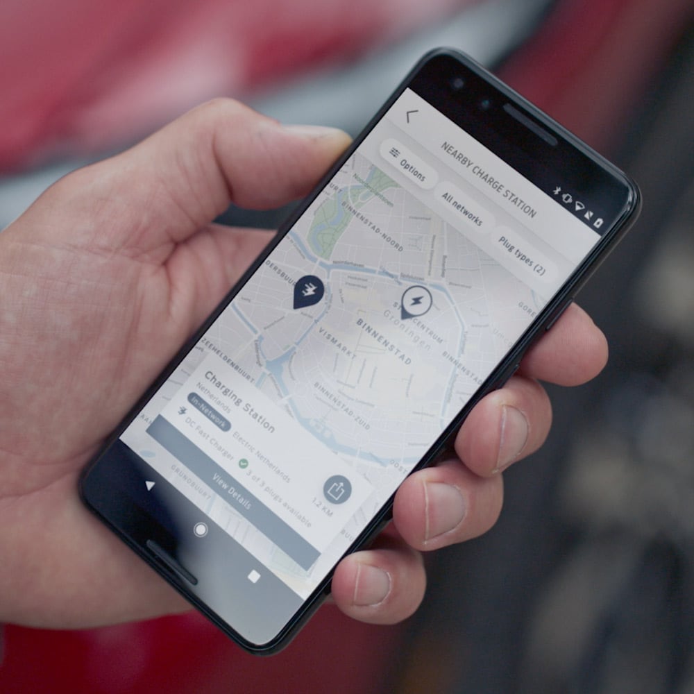 Aplikacja FordPass prezentowana na telefonie