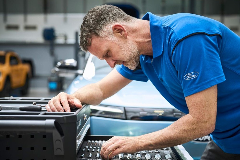 Mechanik serwisu Ford sprawdza rozruszniki