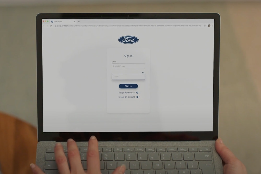 Ekran komputera z ekranem logowania do konta Ford
