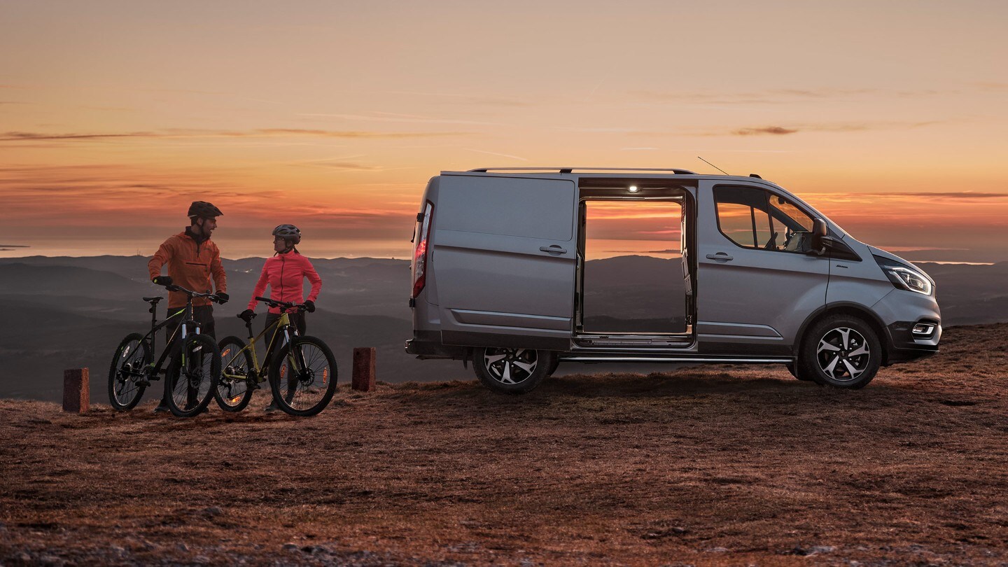 Ford Transit Custom Active z podwójnymi drzwiami przesuwnymi