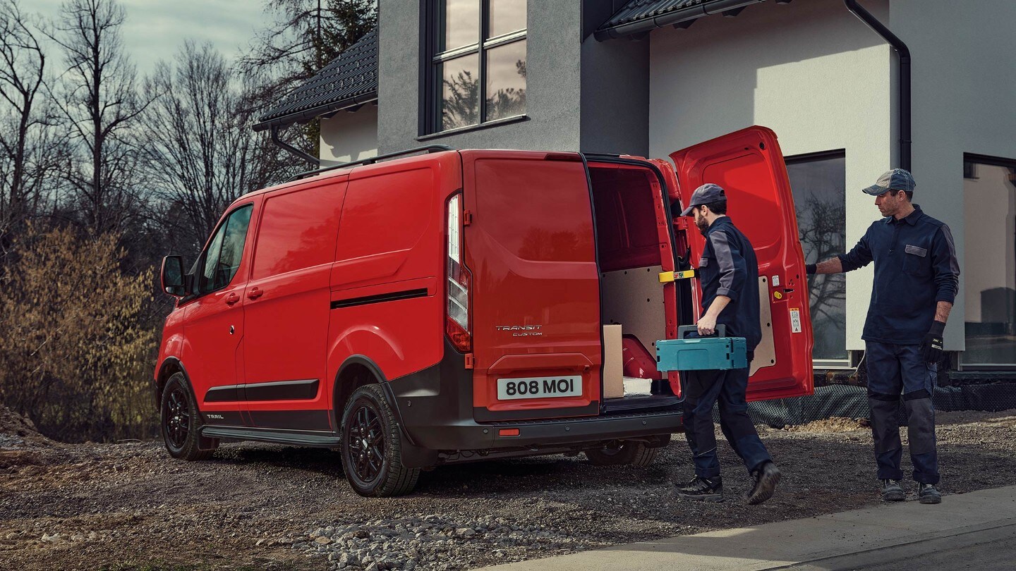 Ford Transit Custom Trial tylna przestrzeń ładunkowa