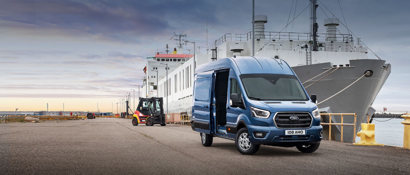 Nowy Ford Transit Van zaparkowany przy doku