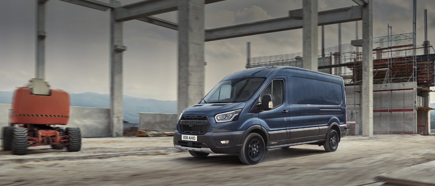 Nowy Ford Transit Trail zaparkowany