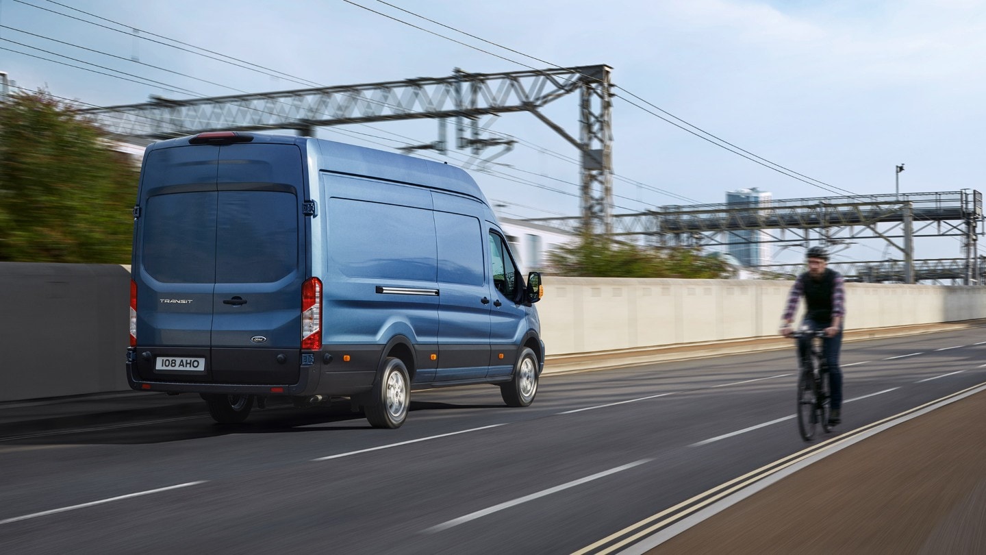 Ford Transit Van widok z tyłu na jadący pojazd 