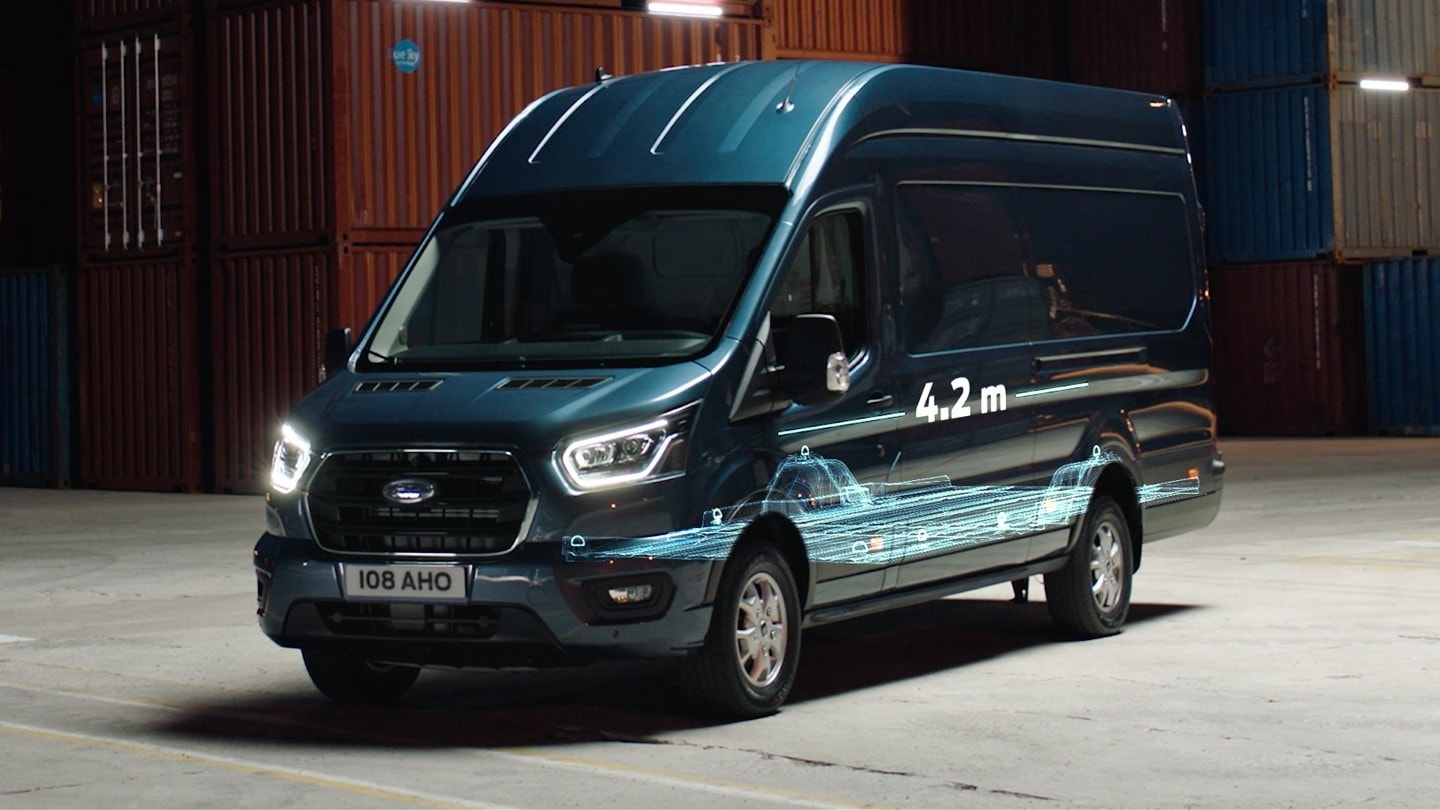 Nowy Ford Transit Van zaparkowany w magazynie