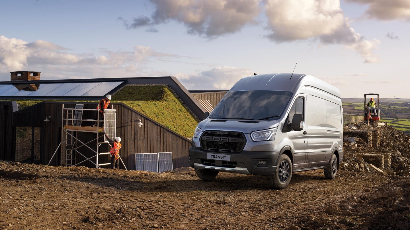 Nowy Ford Transit Trail na budowie poza miastem