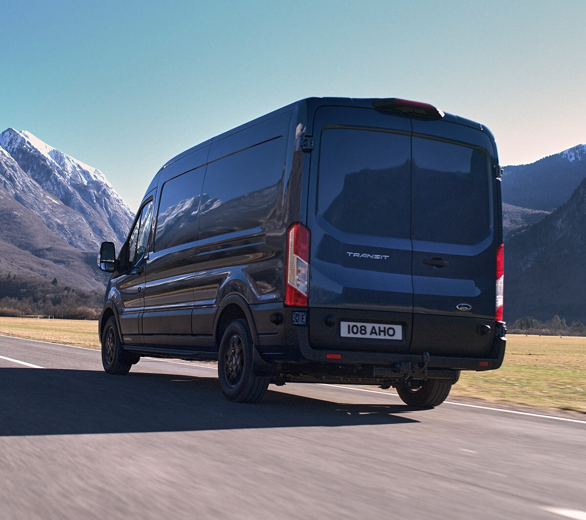 Ford Transit Trail w kolorze Chrome Blue