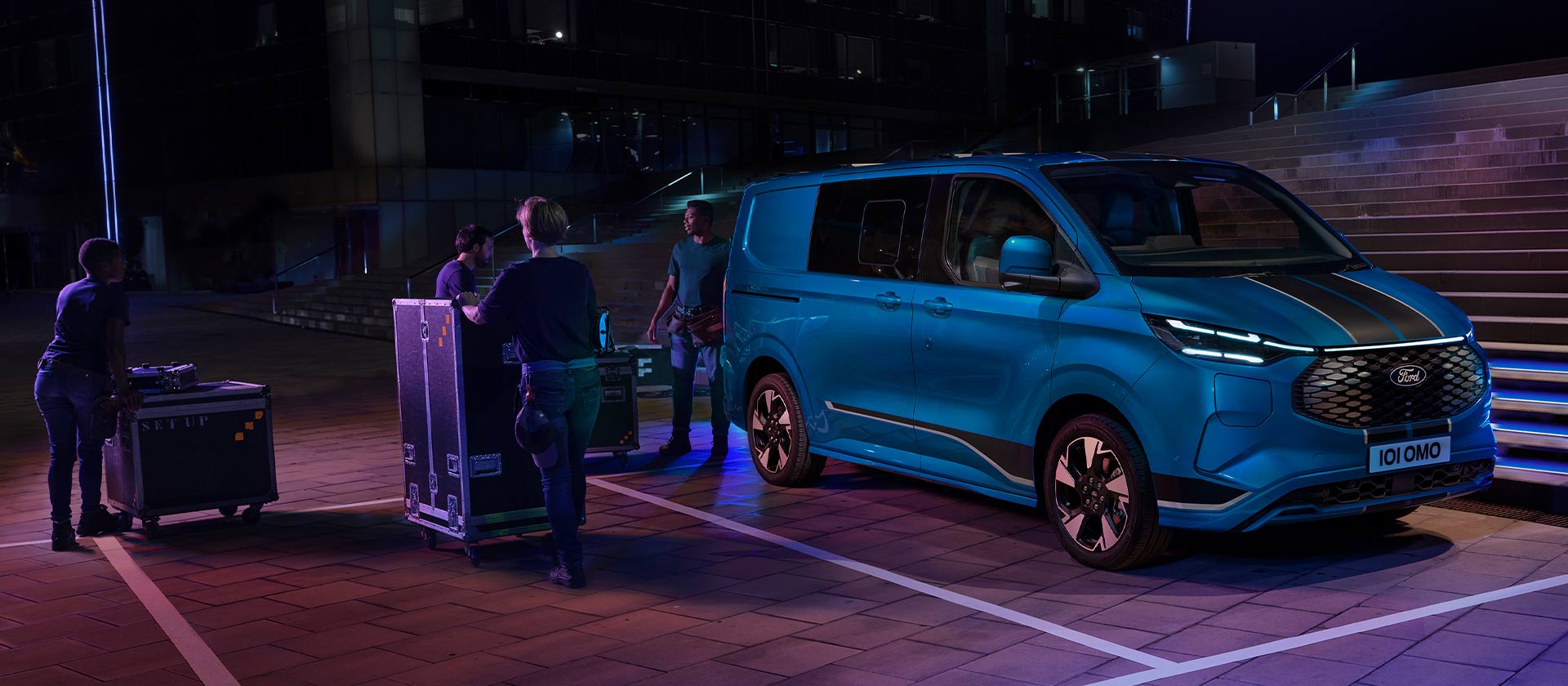 Niebieski van brygadowy Ford E-Transit Custom Sport.