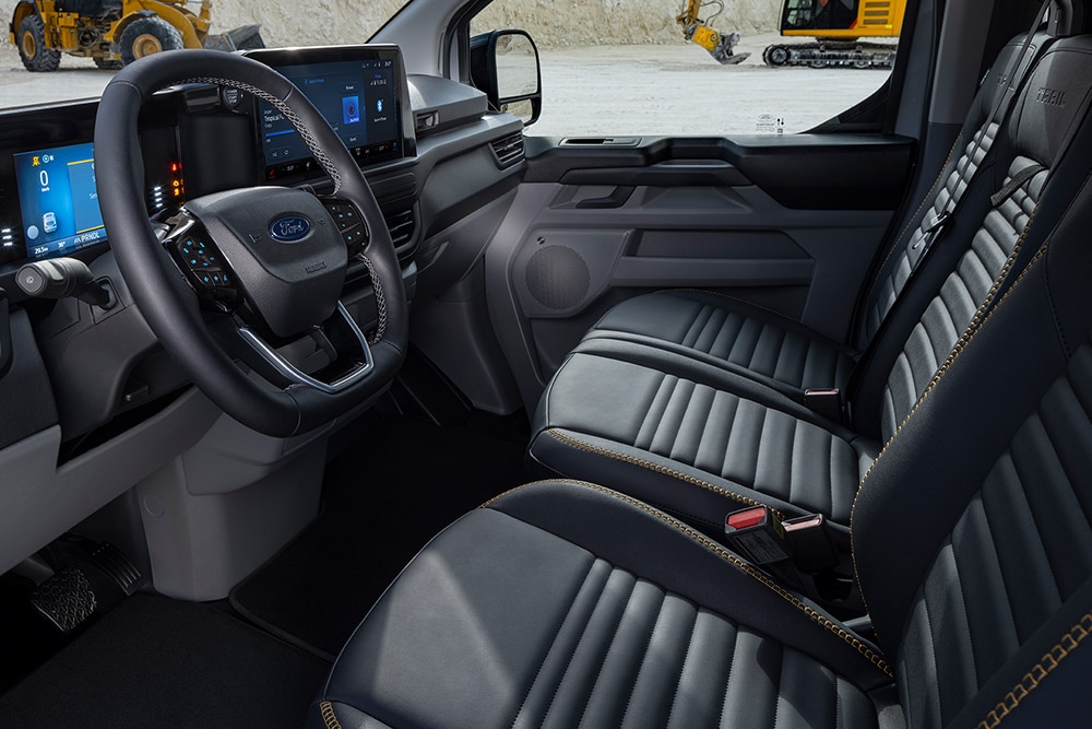 Wnętrze vana Ford Transit Custom Sport z czarno-złotymi fotelami.