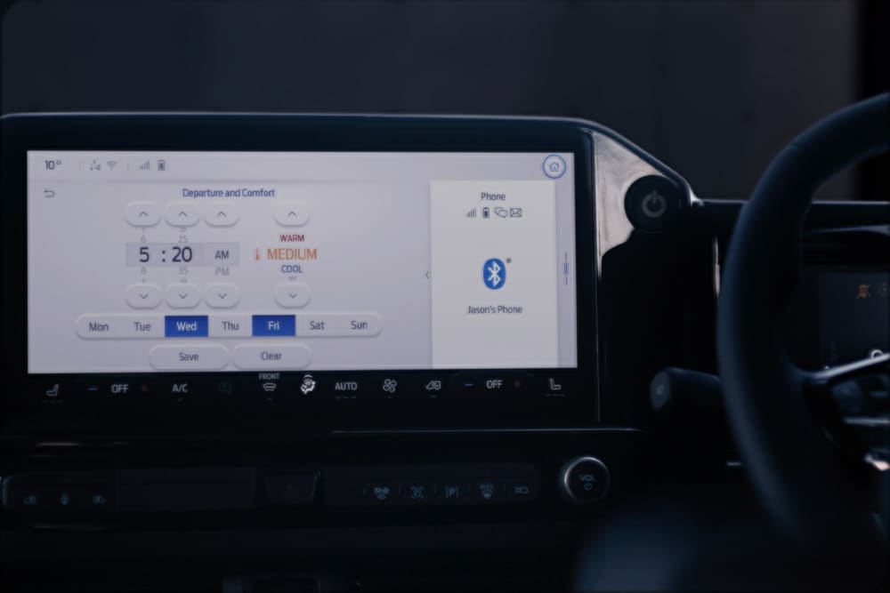 Ekran informacyjno-rozrywkowy w Fordzie E-Transit Custom.