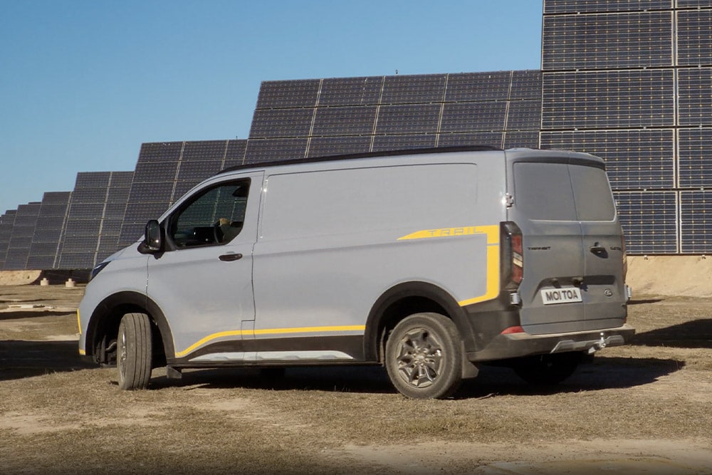 Szary van Ford Transit Custom Trail z żółtymi akcentami.