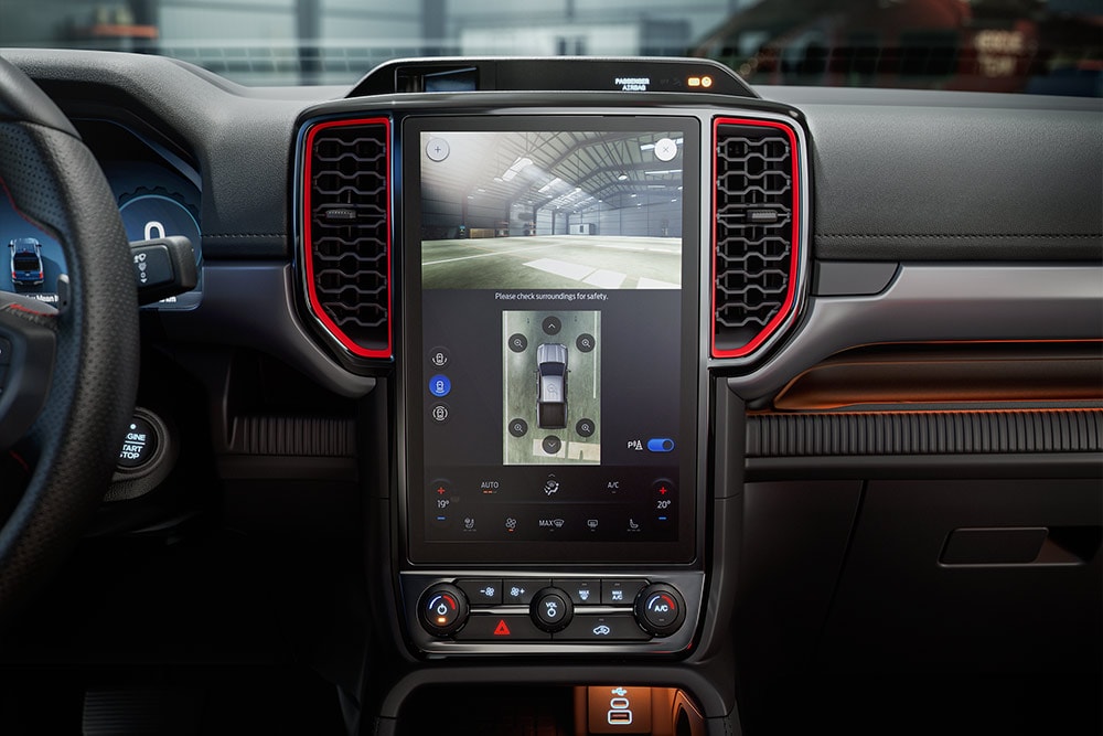Zbliżenie na deskę rozdzielczą samochodu Ford Ranger Raptor z widokiem z kamery 360°.