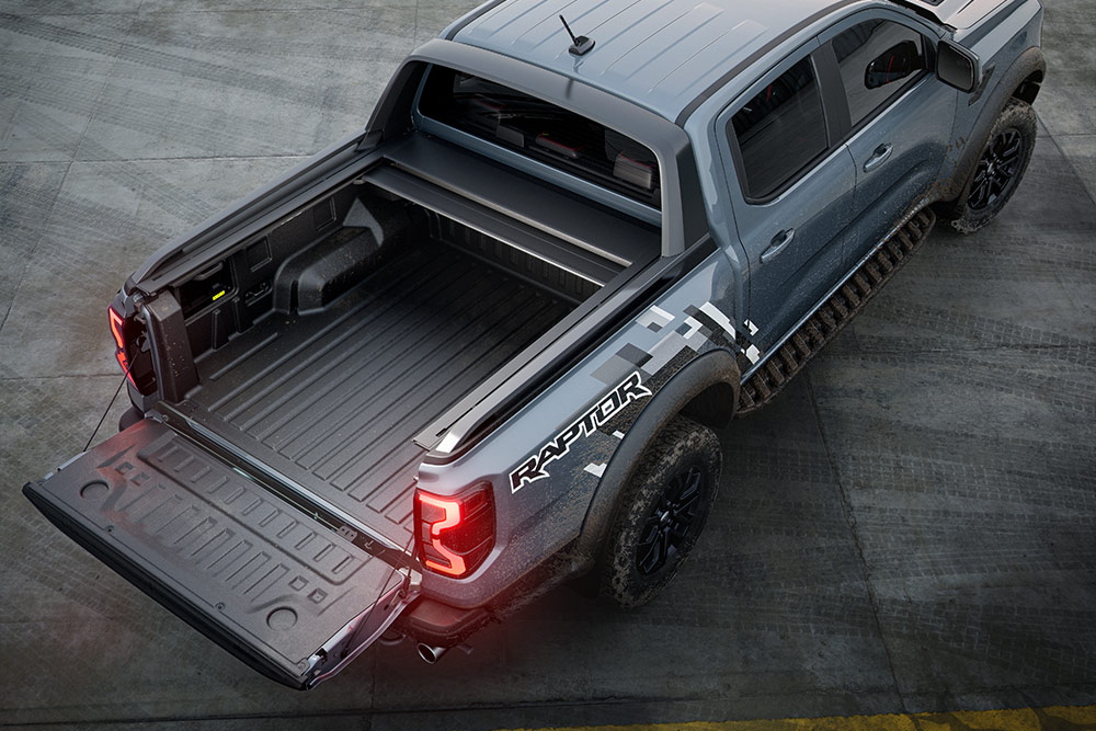 Widok z tyłu na samochód Ford Ranger Raptor ukazujący skrzynię ładunkową i tylną klapę.