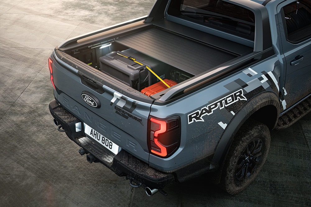 Widok z tyłu na zaparkowany samochód Ford Ranger Raptor ukazujący roletę z napędem.