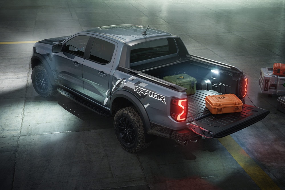 Widok z tyłu na samochód Ford Ranger Raptor ukazujący zewnętrzne oświetlenie strefowe.