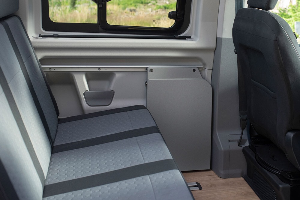 Regulowana, podgrzewana szara kanapa w drugim rzędzie siedzeń w Fordzie Transit Custom Nugget.