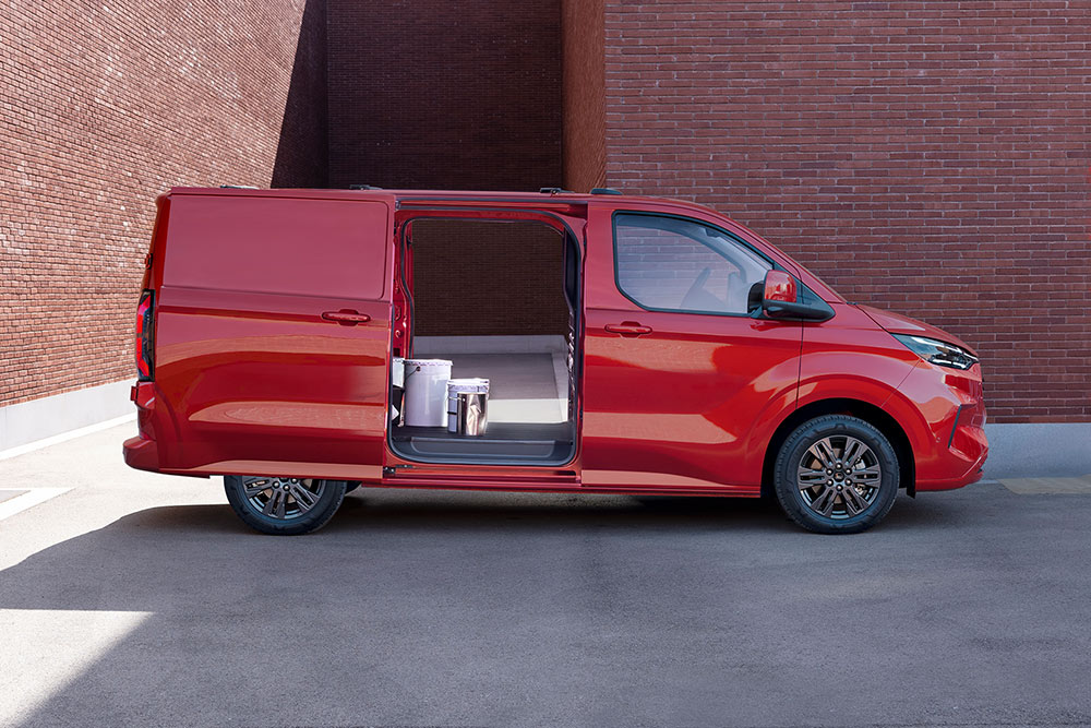 Czerwony van Ford Transit Custom z otwartymi drzwiami i widokiem na jego wnętrze.