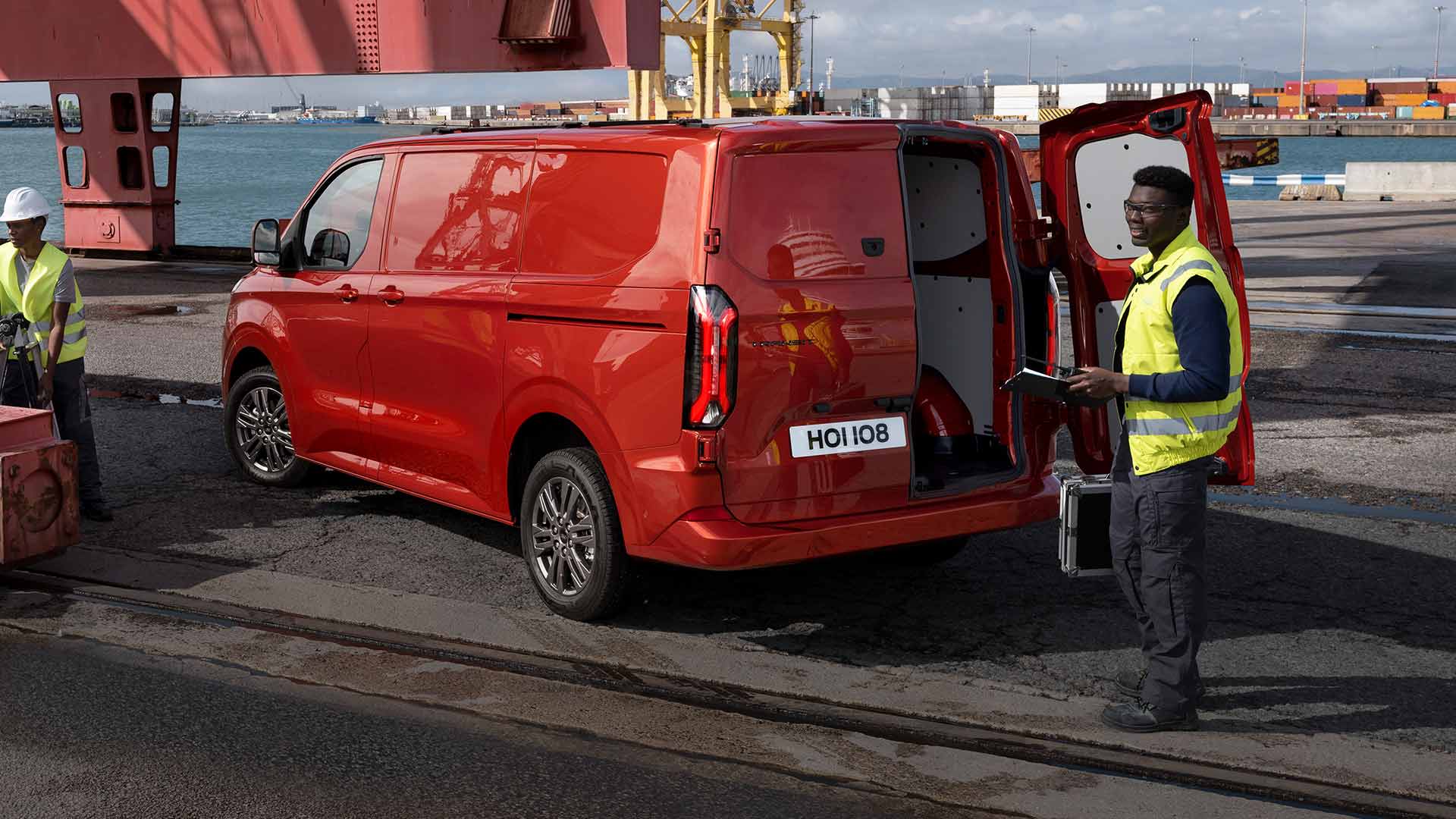 Czerwony van Ford Transit Custom przy stoczni.