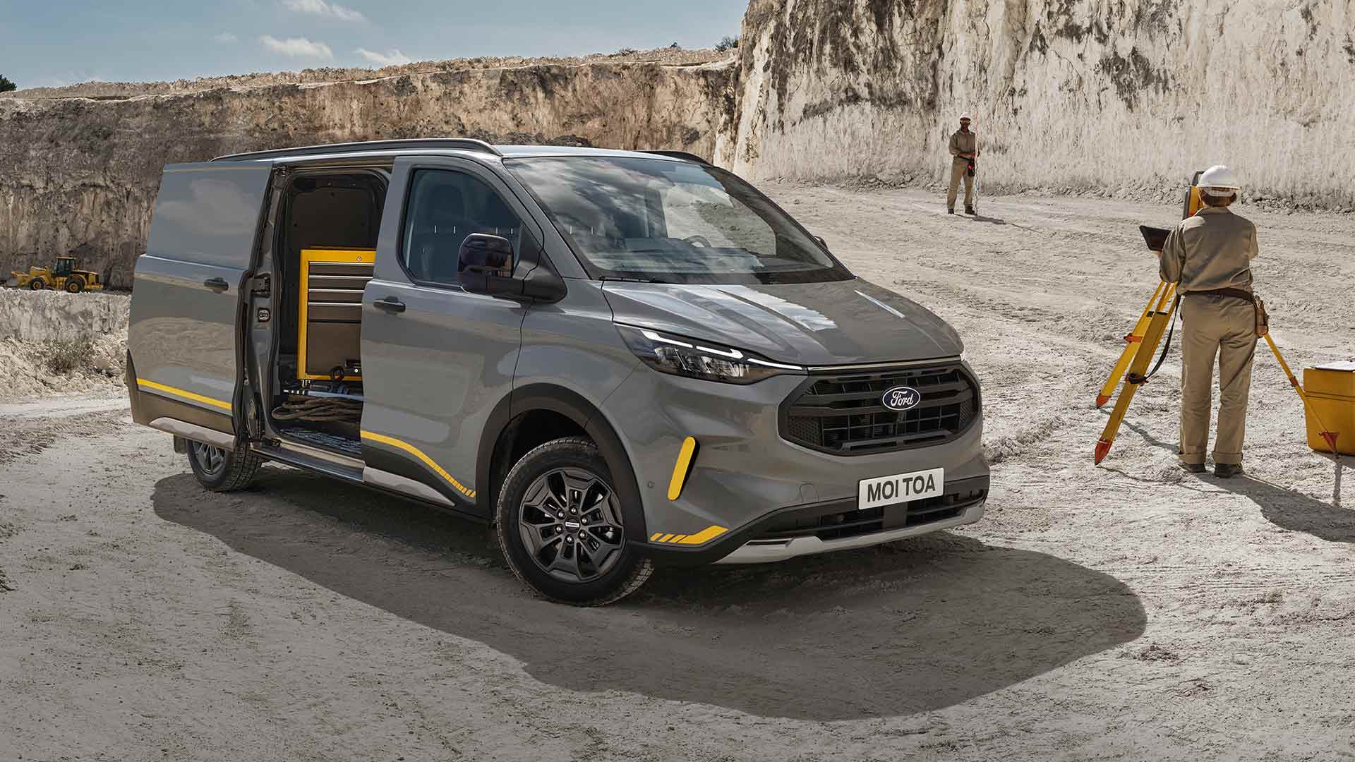 Szary van Ford Transit Custom Trail przy kamieniołomie.