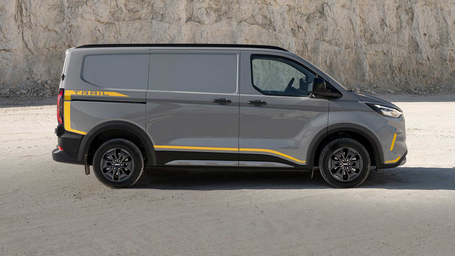 Szary van Ford Transit Custom Trail z żółtymi akcentami, widok z boku.