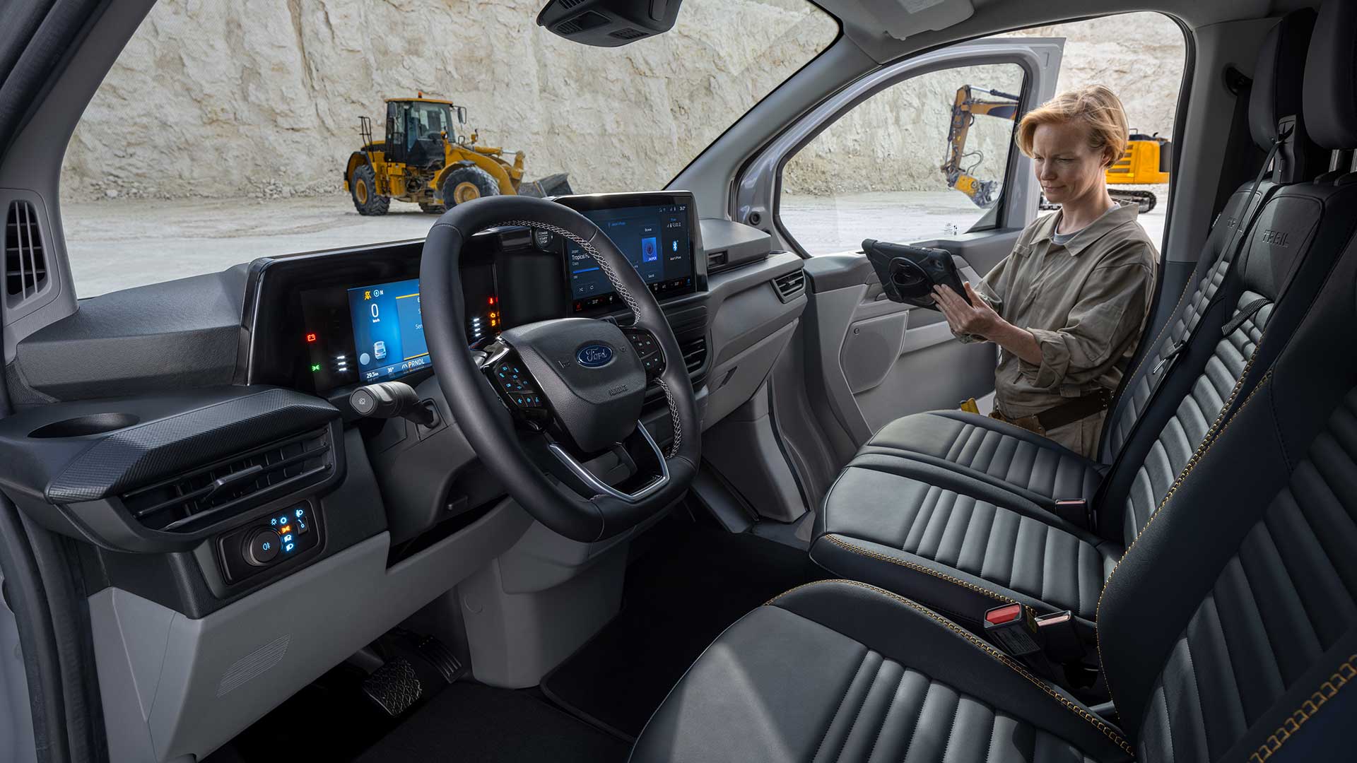 Wnętrze szarego vana Ford Transit Custom Trail.