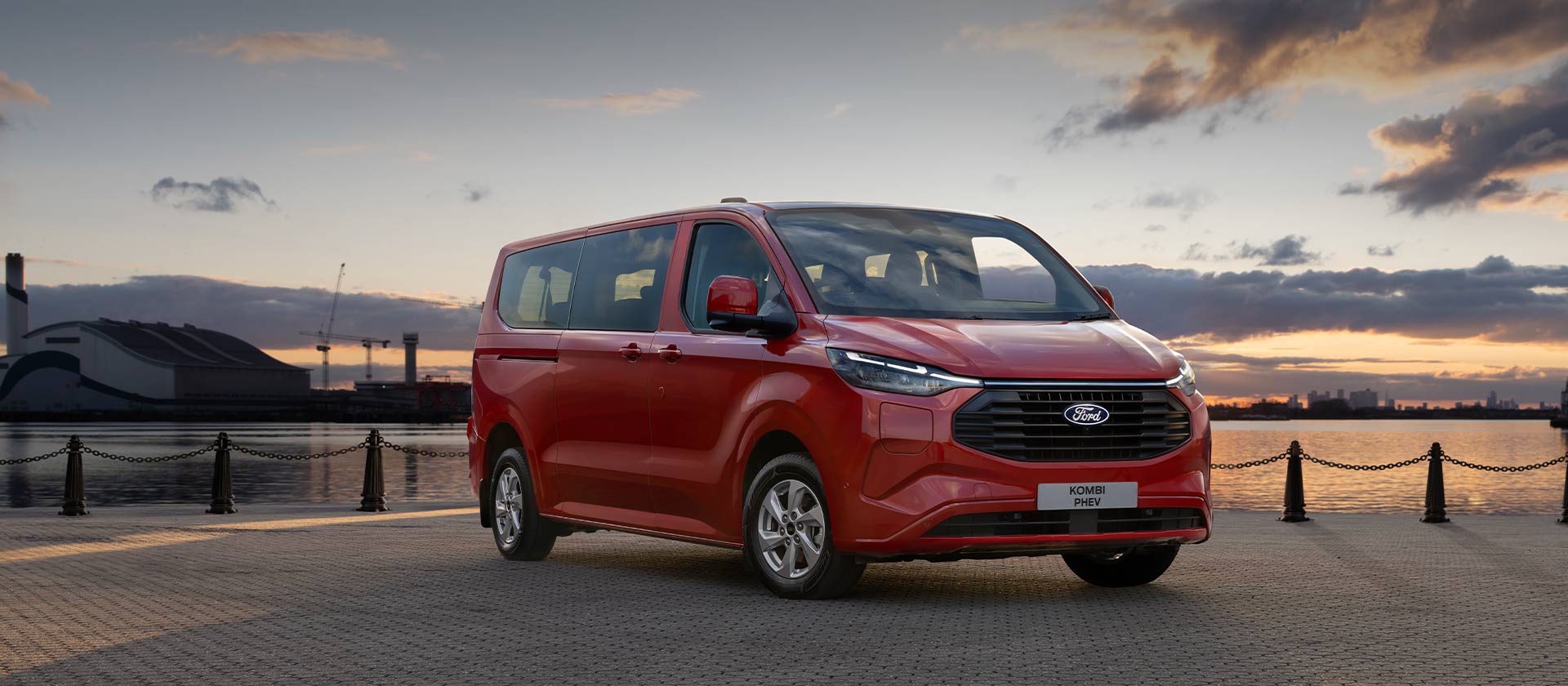 Czerwony Ford Transit Custom Kombi PHEV