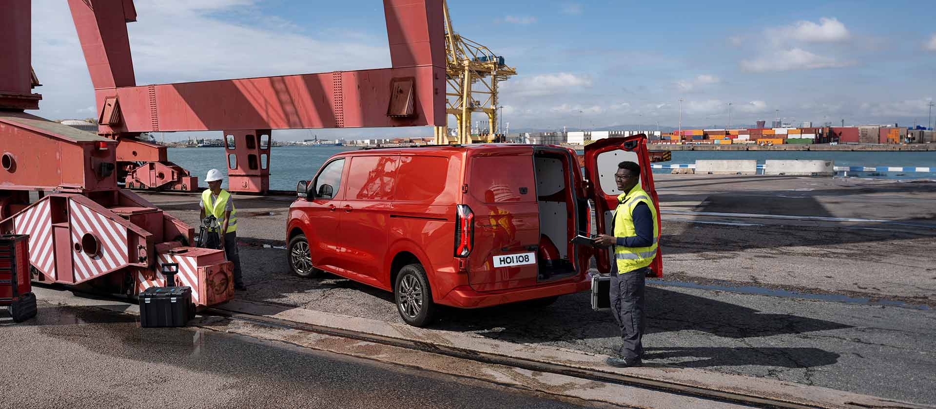 Czerwony Ford Transit Custom Van przy stoczni.