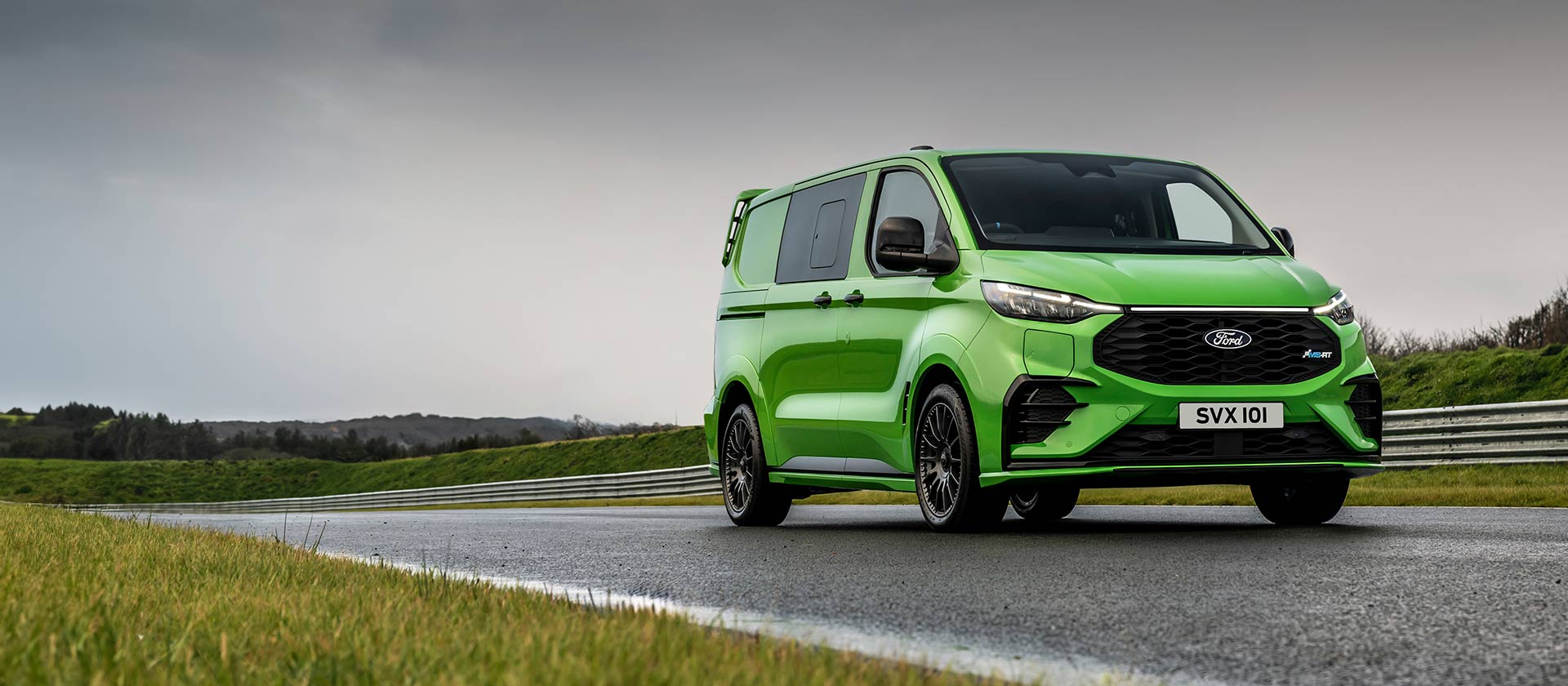 Zielony Ford Transit Custom MS-RT jedzie po torze.