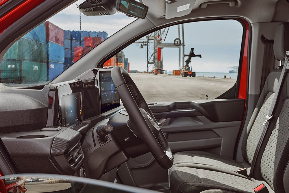 Wnętrze czerwonego vana Ford Transit Custom.